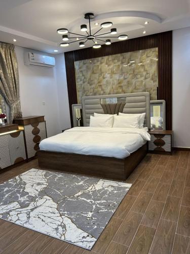 شقة متكاملة غرفتين مع جاكوزي في الرياض: غرفة نوم بسرير كبير وبجدار حجري