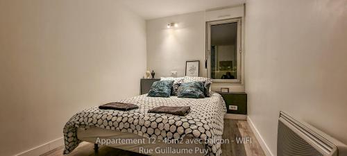 een slaapkamer met een bed met kussens en een spiegel bij Les Arcades - WIFI - Intra muros of Avignon - Balcony - 45m2 in Avignon