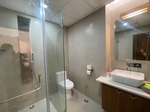 La salle de bains est pourvue d'une douche, de toilettes et d'un lavabo. dans l'établissement Lush Green Workation Entire Home, à Lucknow