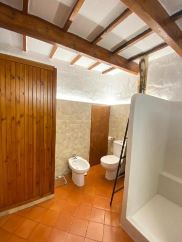 uma casa de banho com um WC e um lavatório em Santa Rosalia em Ciutadella