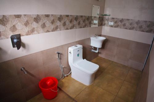 La salle de bains est pourvue de toilettes et d'un lavabo. dans l'établissement Vaishnavam Home stay, à Thekkady