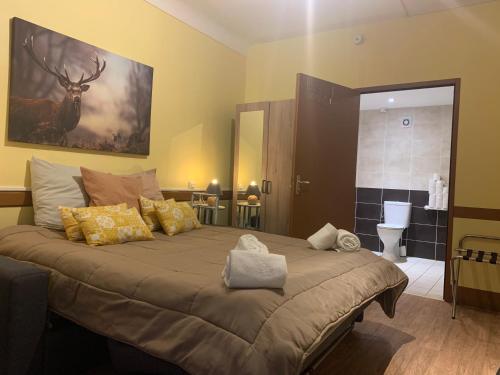 Katil atau katil-katil dalam bilik di Hôtel Du Cheval Blanc Barcelonnette