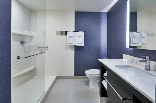 y baño con aseo, lavabo y ducha. en Residence Inn by Marriott Albany Airport en Albany