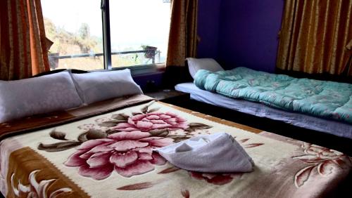 博卡拉的住宿－Fewa View Cottage and Yoga Retreat Homestay，客房设有两张床和窗户。
