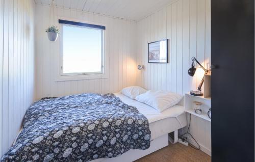 クリムトラにあるStunning Home In Thisted With 3 Bedrooms And Wifiの小さなベッドルーム(ベッド1台、窓付)