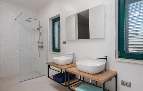 ein Bad mit 2 Waschbecken und einer Dusche in der Unterkunft Gorgeous Home In Oklaj With Outdoor Swimming Pool in Oklaj