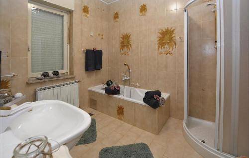 La salle de bains est pourvue d'une baignoire et d'une douche. dans l'établissement Awesome Home In Sezana With Outdoor Swimming Pool, à Sežana