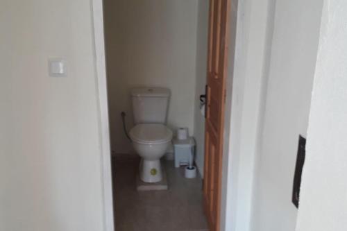a bathroom with a toilet in a small room at Lomtsi Popovo Targovhiste Bulgarije in Lomtsi
