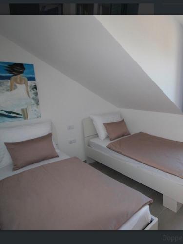 two beds in a small room with at Villa Luce del Sole Apartment in Mirce