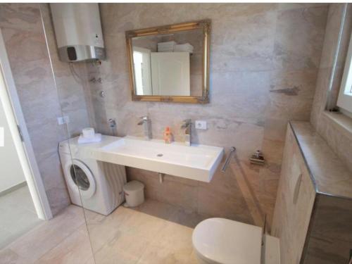 Ένα μπάνιο στο Villa Luce del Sole Apartment