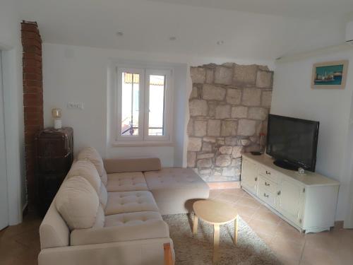 sala de estar con sofá y TV en Apartment Margo en Split