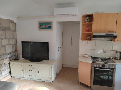 cocina con TV en la barra y fogones en Apartment Margo en Split