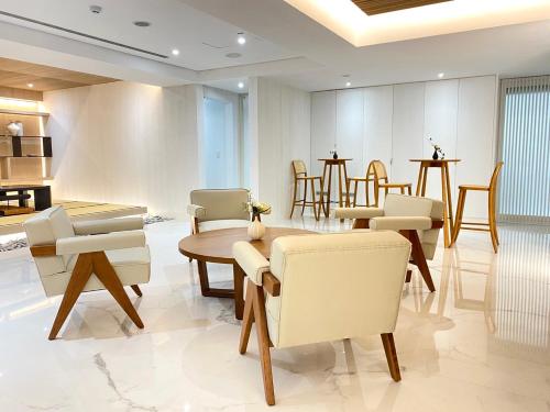 a dining room with chairs and a table and a tablektop at suye hotel in Taichung