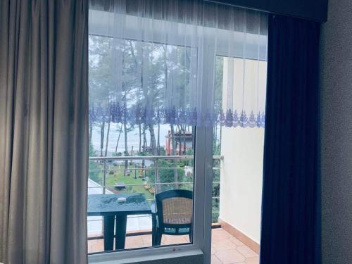 Habitación con ventana con mesa y vistas. en Villa ReTa Hotel & SPA, en Grigoleti