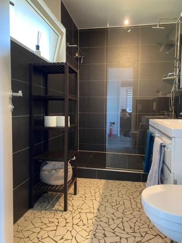 een badkamer met een douche, een wastafel en een spiegel bij See-Oase Rurberg in Rurberg