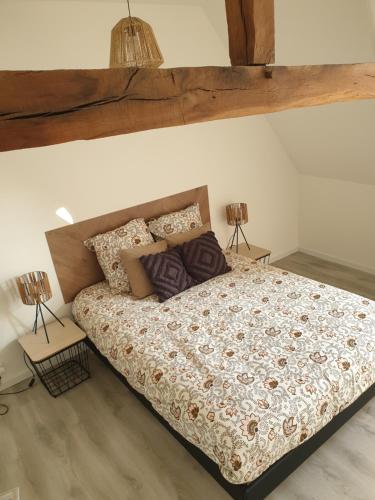 ein Schlafzimmer mit einem großen Bett mit zwei Lampen in der Unterkunft Maison complete, jusqu a 6 personnes in Le Cateau