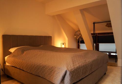 1 dormitorio con 1 cama grande en una habitación en Wohlfühlen in Lutherstadt Wittenberg inkl. Netflix en Lutherstadt Wittenberg
