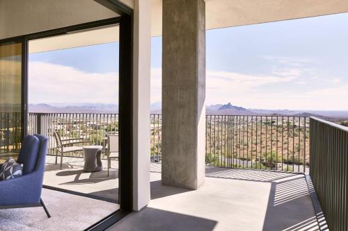 Balkoni atau teres di ADERO Scottsdale Resort, Autograph Collection