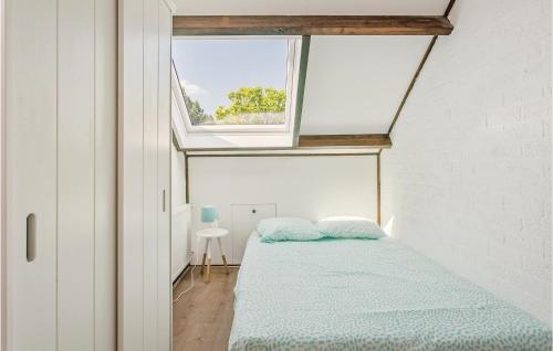 1 dormitorio con cama y ventana en Oud Kempen Bungalow 37, en Stavenisse