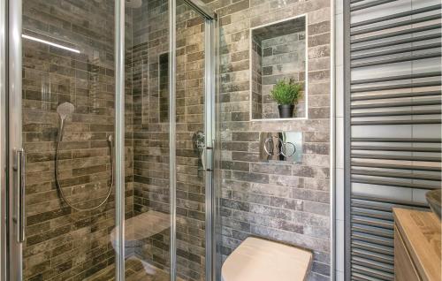 a bathroom with a glass shower with a toilet at Oud Kempen Bungalow 37 in Stavenisse
