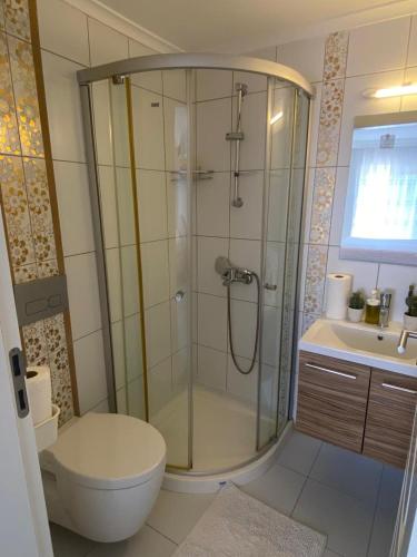 uma casa de banho com um chuveiro, um WC e um lavatório. em Belek,te turizm,golf,tenis ve futbol em Belek