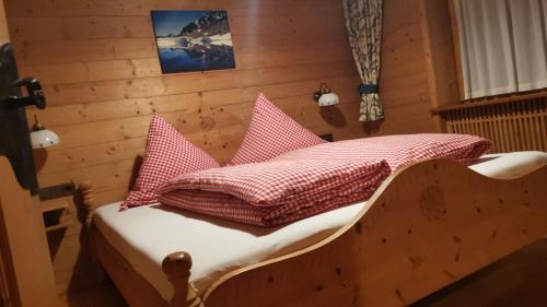 Ein Bett oder Betten in einem Zimmer der Unterkunft Zirbennest