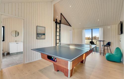 ein Zimmer mit einer Tischtennisplatte in der Unterkunft Amazing Home In Hrve With Sauna in Hørve