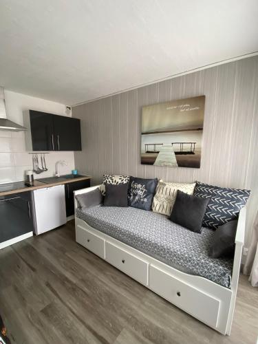 - une chambre avec un grand lit blanc dans une cuisine dans l'établissement Studio Cabine Centre Port Cap d'Agde, au Cap d'Agde
