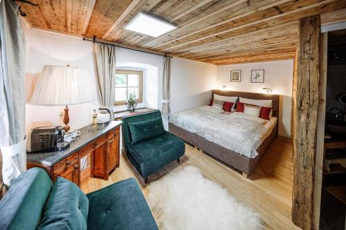sypialnia z łóżkiem, biurkiem i kanapą w obiekcie Adelwöhrer Bauernhaus w mieście Falting