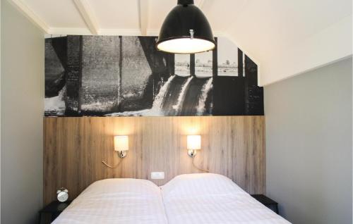 een slaapkamer met een bed met een foto aan de muur bij Dampol in Ommen