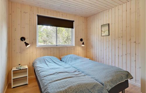 ÅlbækにあるBeautiful Home In lbk With 9 Bedrooms, Sauna And Indoor Swimming Poolの窓付きの部屋にベッド付きのベッドルーム1室があります。