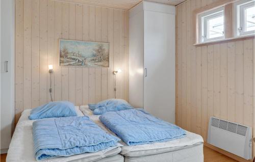 NeksøにあるBella Vistaのベッドルーム1室(青い枕のベッド2台付)