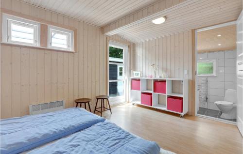 NeksøにあるBella Vistaのベッドルーム1室(ベッド1台付)、バスルーム(トイレ付)