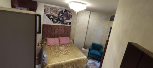 ポート・サイードにあるPorto said بورتوسعيد شاليه ارضىの小さなベッドルーム(ベッド1台、青い椅子付)