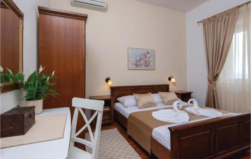 - une chambre avec un lit et des serviettes dans l'établissement Stunning Home In Orebic With 4 Bedrooms, Jacuzzi And Wifi, à Orebić