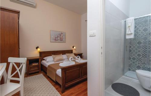 - une chambre avec un lit et une salle de bains pourvue d'une douche dans l'établissement Stunning Home In Orebic With 4 Bedrooms, Jacuzzi And Wifi, à Orebić
