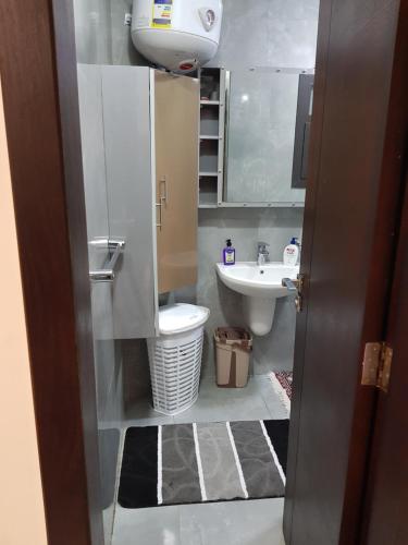 een kleine badkamer met een toilet en een wastafel bij Porto said بورتوسعيد شاليه ارضى in Port Said