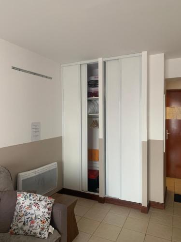 ein Wohnzimmer mit weißen Schränken und einem Sofa in der Unterkunft Appartement T2 Centre Valberg in Valberg