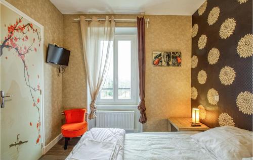 um quarto com uma cama, uma janela e uma cadeira em Nice Home In Lacroix-barrez With Wifi em Lacroix-Barrez