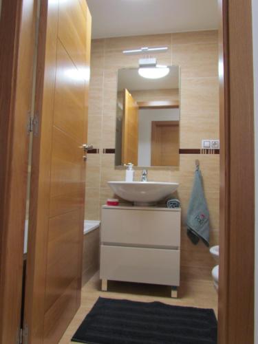 里貝拉的住宿－Apartamento Mar de Arousa，一间带水槽和镜子的浴室