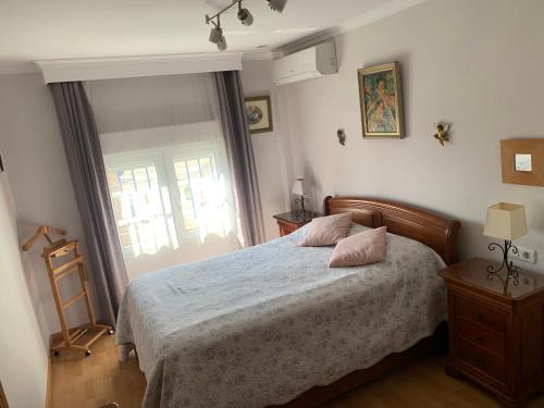 Schlafzimmer mit einem Bett und einem Fenster in der Unterkunft Calle Quitapenas 37 in Málaga