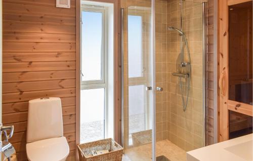 a bathroom with a shower and a toilet at 4 Bedroom Beautiful Home In Sjusjen in Sjusjøen