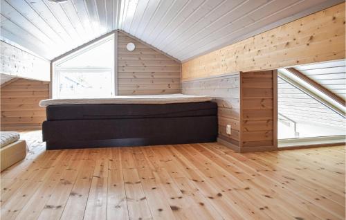 1 dormitorio con 1 cama en una habitación con ventana en 4 Bedroom Beautiful Home In Sjusjen, en Sjusjøen