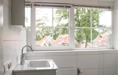 cocina con fregadero y ventana en Nice Home In Hoge Hexel With Wifi en Hoge-Hexel