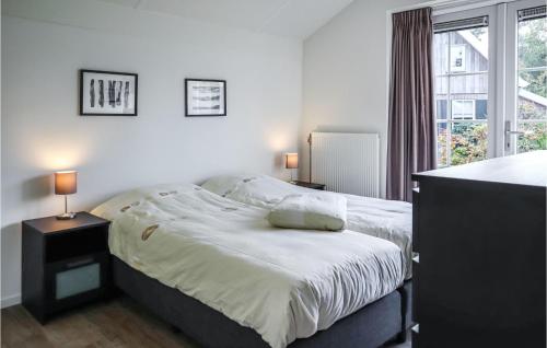 1 dormitorio con 1 cama con 2 lámparas y una ventana en Nice Home In Hoge Hexel With Wifi, en Hoge-Hexel