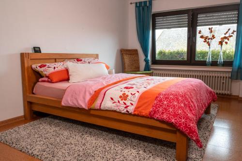 1 dormitorio con cama y ventana en Yn e Homeie en Baar