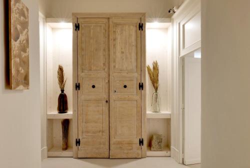 um quarto com um armário de madeira num quarto em Dimora San Giuseppe em Lecce