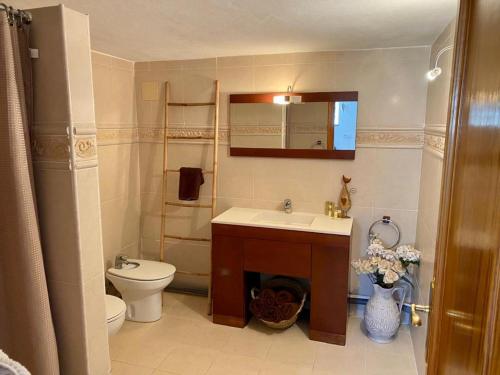 'Coll de Rates' Beautiful 1-Bed Apartment في ألكالالي: حمام مع حوض ومرحاض ومرآة