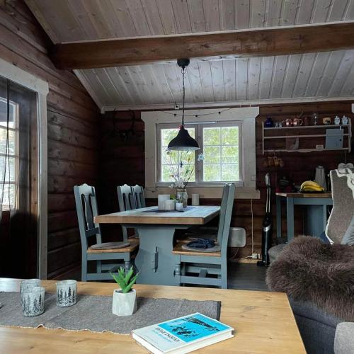 a living room with a table and chairs in a room at Villa Fregn in Ljørdal