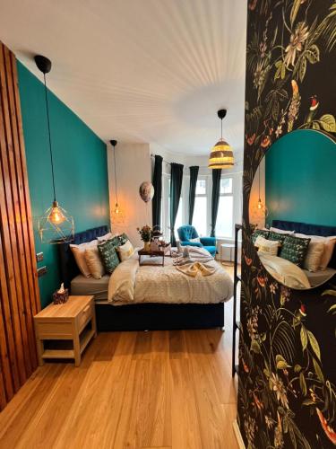 um quarto com uma cama e um sofá em Flamingo Lodge em Torquay